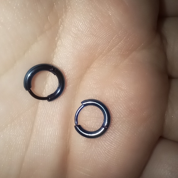 Pretty Heart Necklace + 2 pairs of tiny huggie hoop earrings - Picture 5 of 16